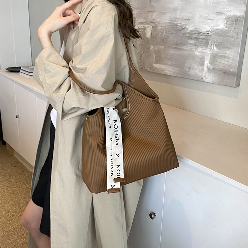 Yksinkertainen ja muodikas naisten laukku vuodelle 2024, uusi korealaistyylinen trendikäs rento, suuren kapasiteetin olkalaukku, huippuluokan tunnelma_voghion.com