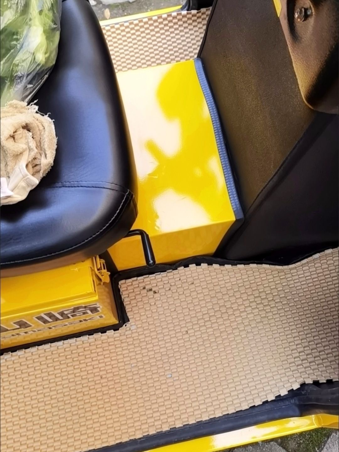 Car and truck floor mats for driver and passenger, can be cut to fit, universal for electric three-wheel and four-wheel vehicles, waterproof, wear-resistant, and non-slip