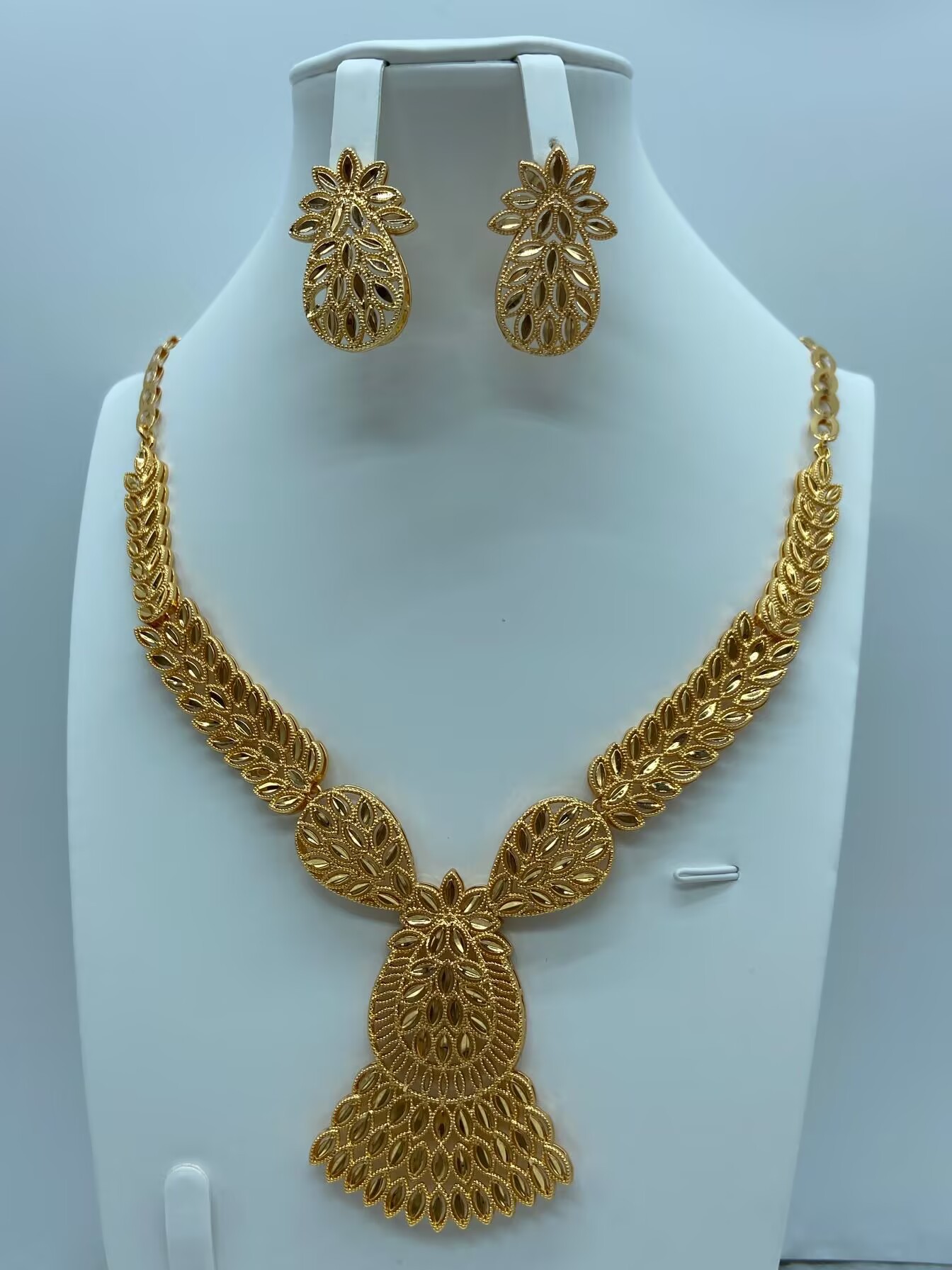 Transfronterizos de moda retro de Oriente Medio conjunto de joyería collar pendientes de boda banquete de bronce de lujo joyería dorada mujer