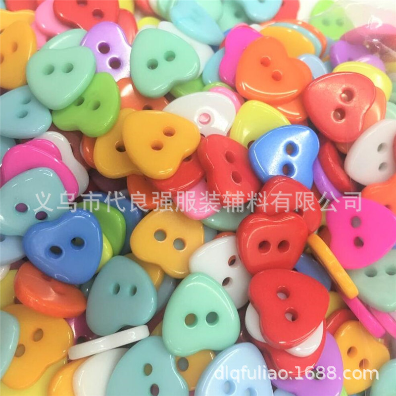 Botón de corazón de melocotón de resina al por mayor botón de color de plástico en forma de corazón jardín de infantes hecho a mano botón de amor hecho a mano