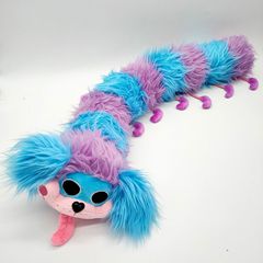 ボビー犬人形毛虫人形poppy playtimeゲーム周辺のぬいぐるみが枕を抱えている