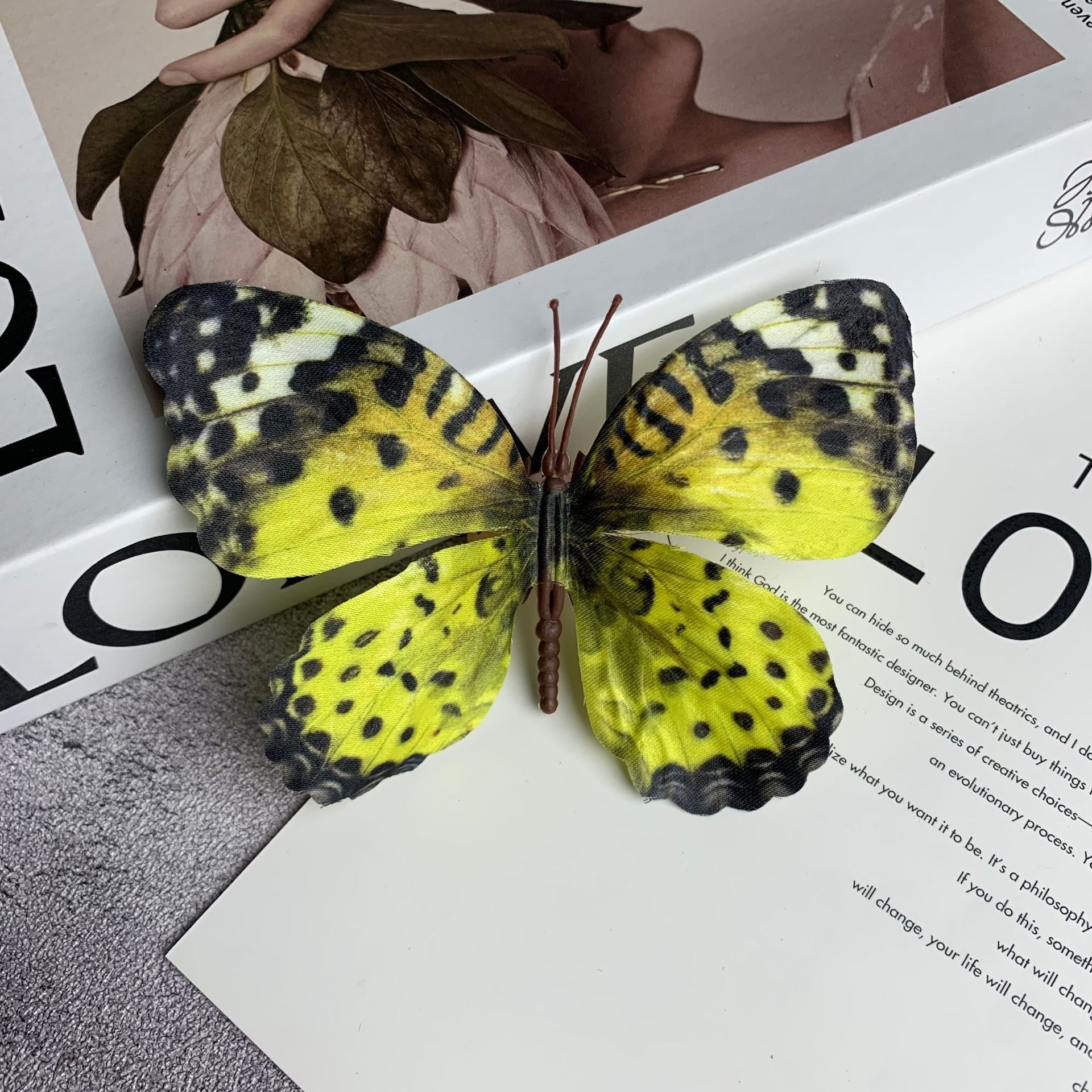 큰 나비 검은 점 노란색