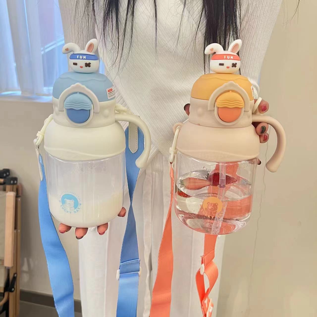 夏季兔樂熊塑料杯帶手柄背帶吸管杯可愛大容量ins高顏值兒童水杯