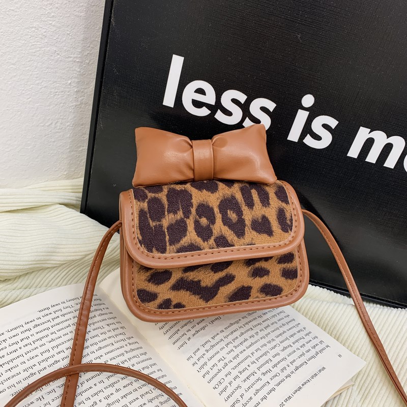 Bolsa desnuda de mariposa marrón