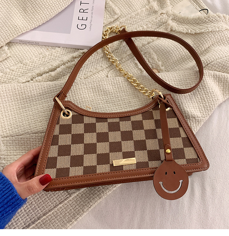 Fashion One-shoulder Messenger Bag Autumn And Winter Checkerboard Chain Baguette Bag display picture 11