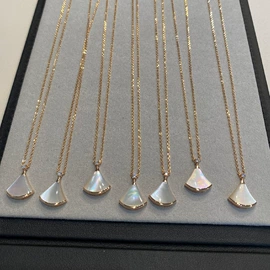 项链;耳钉;手链