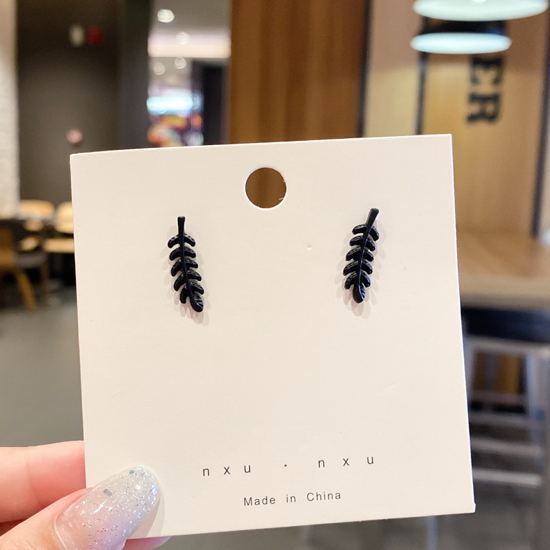 Pendientes de borla simples de Corea del Sur Pendientes de perla de imitación de temperamento de lujo ligero de nicho de alta gama Pendientes de puesto femenino al por mayor