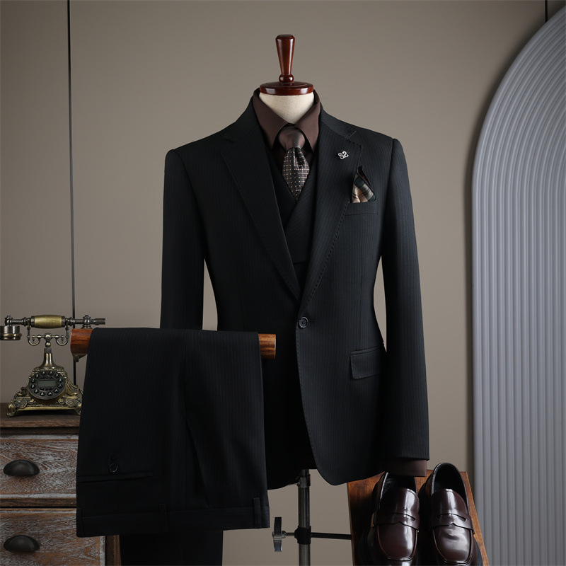 Gestreifter Herrenanzug, elegant, professionell, tailliert, schmal geschnitten, ideal für Hochzeiten und Trauzeugen – für jede Jahreszeit_voghion.com