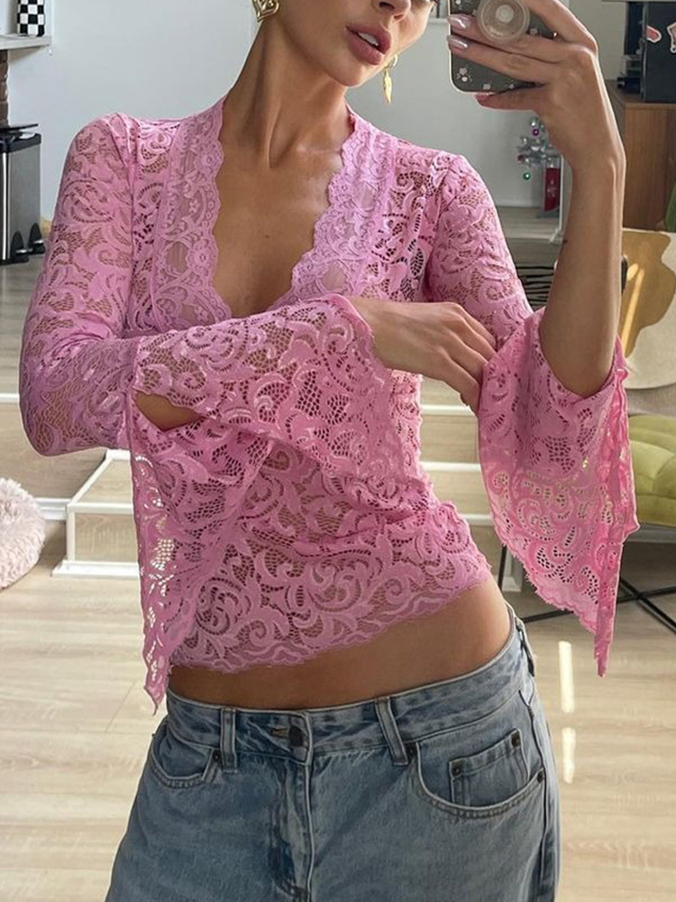 Stile Instagram da donna, taglio corto aderente con scollo a V profondo, ombelico scoperto e pizzo trasparente, maniche lunghe, piccante_voghion.com