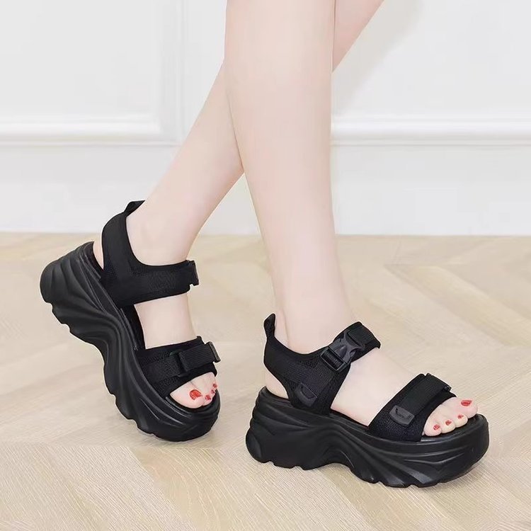 Red famoso padre sandalias mujeres 2026 verano nuevo estilo para salir anti-deslizante fondo grueso muffin zapatos deportivos de playa de estudiantes