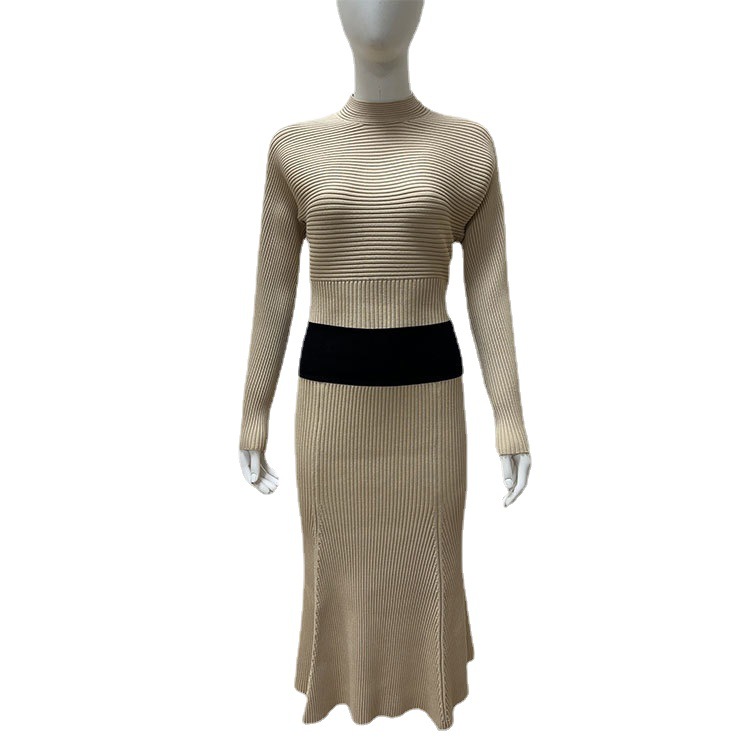 Fashionable elegant long-sleeve with a round collar