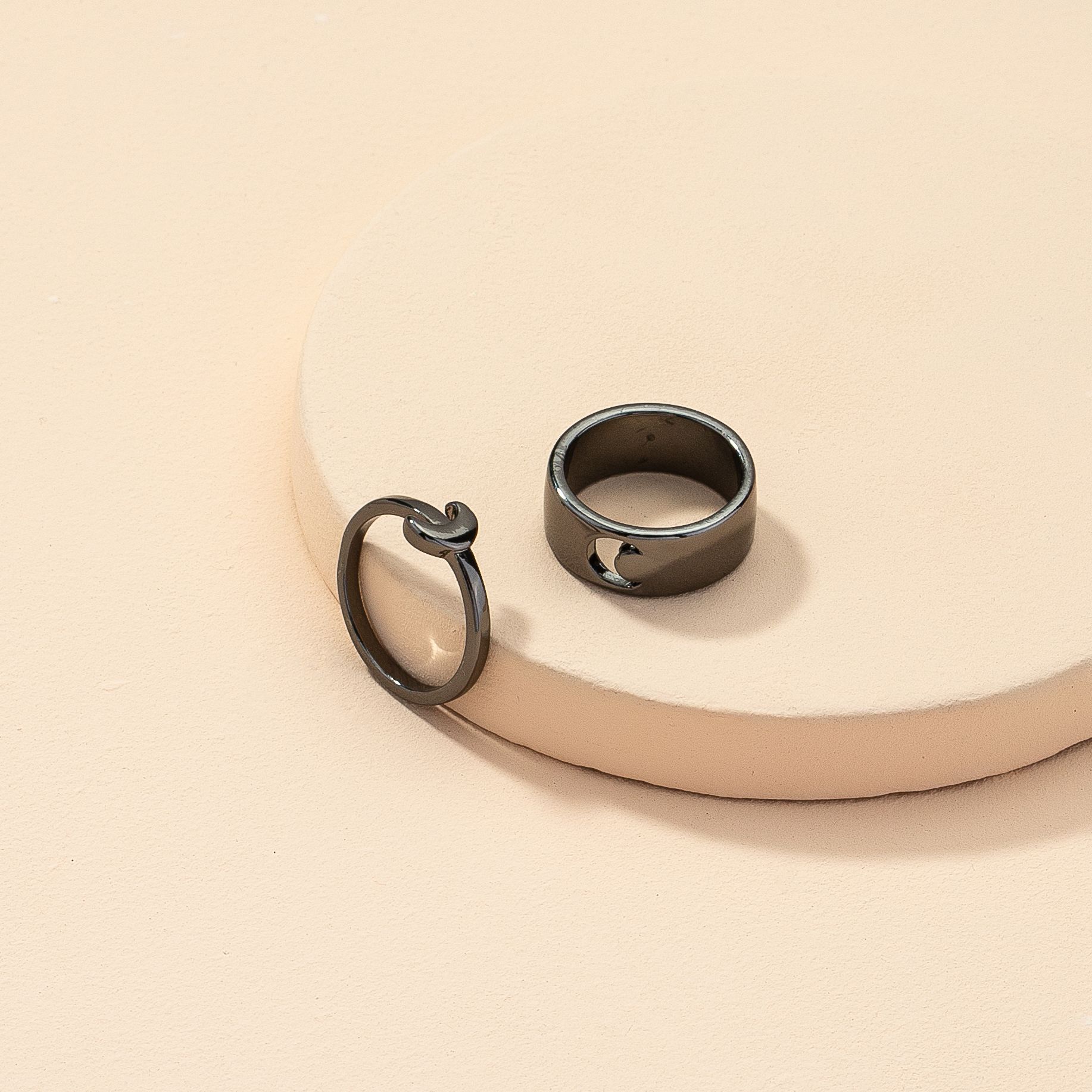 Japan Und Südkorea Halbmond Schwester Ring Set Retro Nischen Ring Einfaches Design Kaltes Wind Paar Ring display picture 2