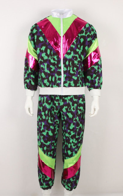 Зеленая спортивная одежда с леопардовым принтом.