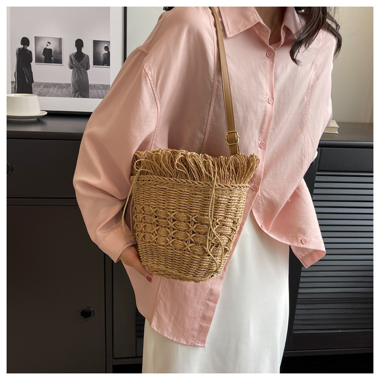 Women's Medium Straw Solid Color Vacation Beach Weave String Straw Bag display picture 10