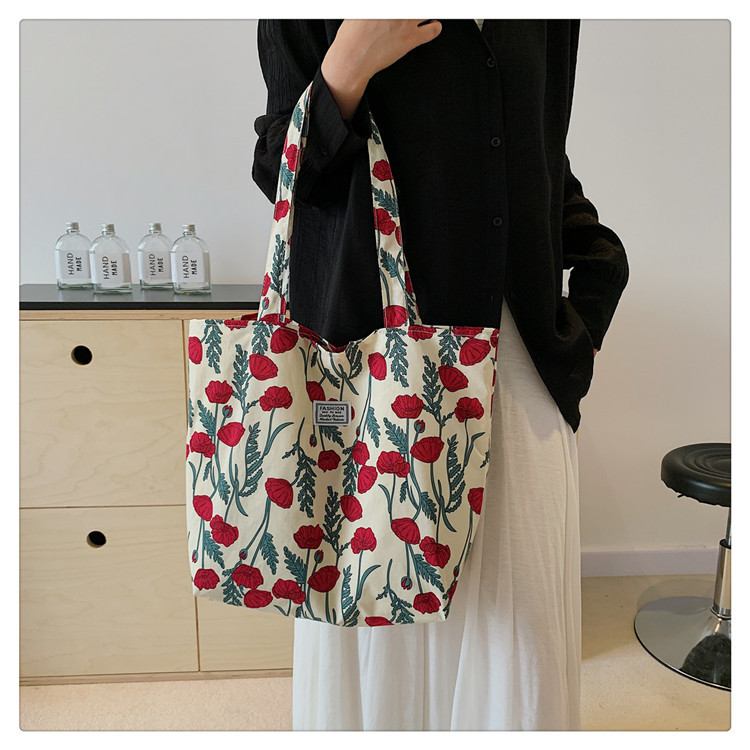 The large-capacity single-shoulder bag for student commuting is a bestseller in early spring. The Korean-style fresh and simple floral fabric bag is a versatile tote bag undefined