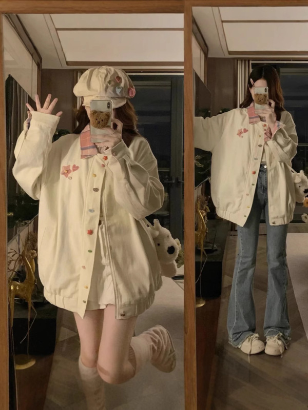 新しい甘さの格子が学生のコートをめくっています。女性2025春のinsデザイン感がゆったりしています。|undefined