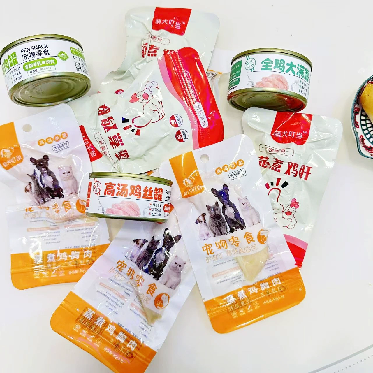 Снеки из кроличьего молока с милой собакой и кошкой, измельченная курица для взрослых кошек и котят, консервированный собачий суп, вареная куриная грудка и куриная печень