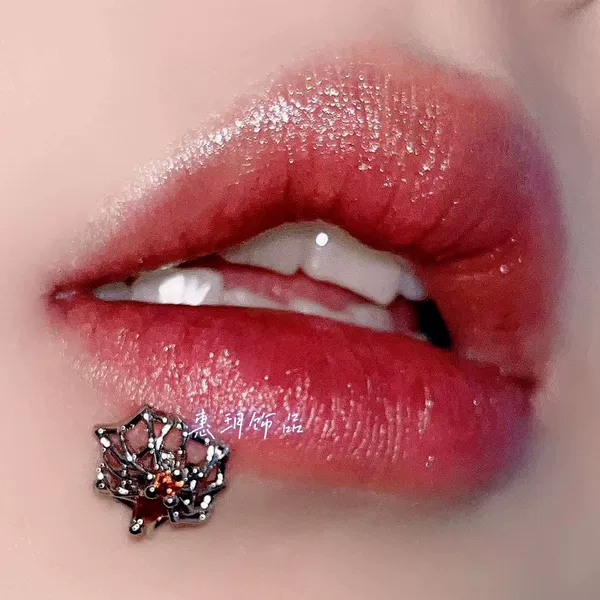Steel color spider web lip nail