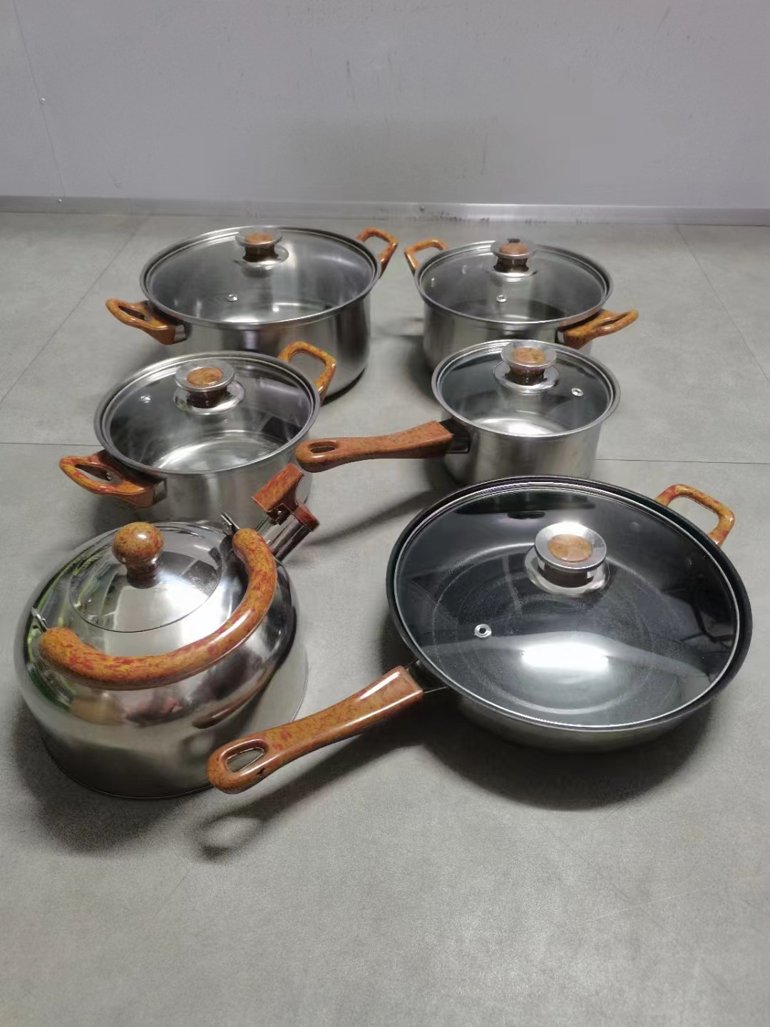 De estilo europeo de lujo ligero de 10 piezas de juego de ollas de 10 piezas antiadherente wok olla de sopa plana antiadherente pan transfronterizo venta caliente