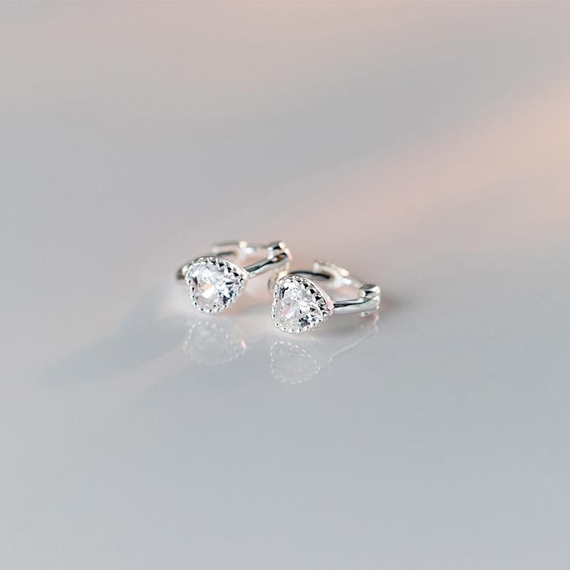 Eloch S925 corazón plateado de un solo diamante orejas coreanas pequeñas frescas y compactas joyas de orejas de diamante de color M00235