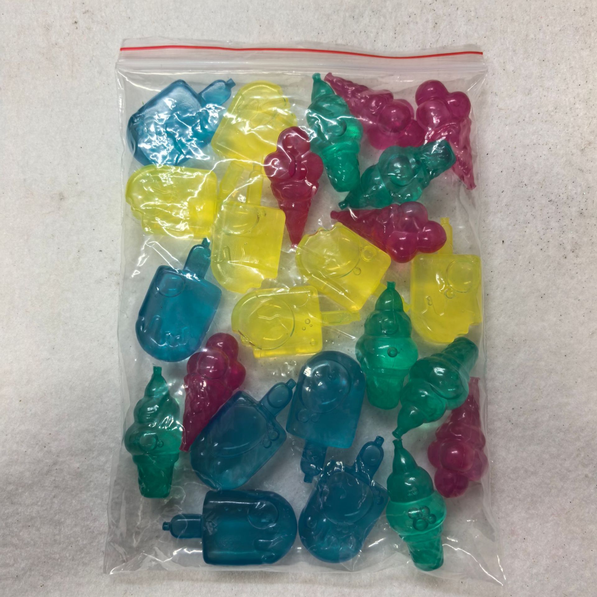 Venta directa de fábrica de 24 cubos de hielo de plástico reutilizables en varias formas para el verano, ideales para bares y fiestas.