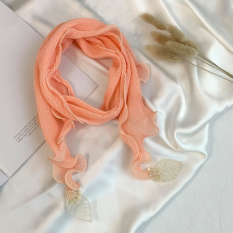 Bufanda triangular babero femenino nuevo estilo bufanda de seda plisada de todo fósforo sentido de alta calidad colgante de hoja pequeña bufanda de cuello bufanda decorativa