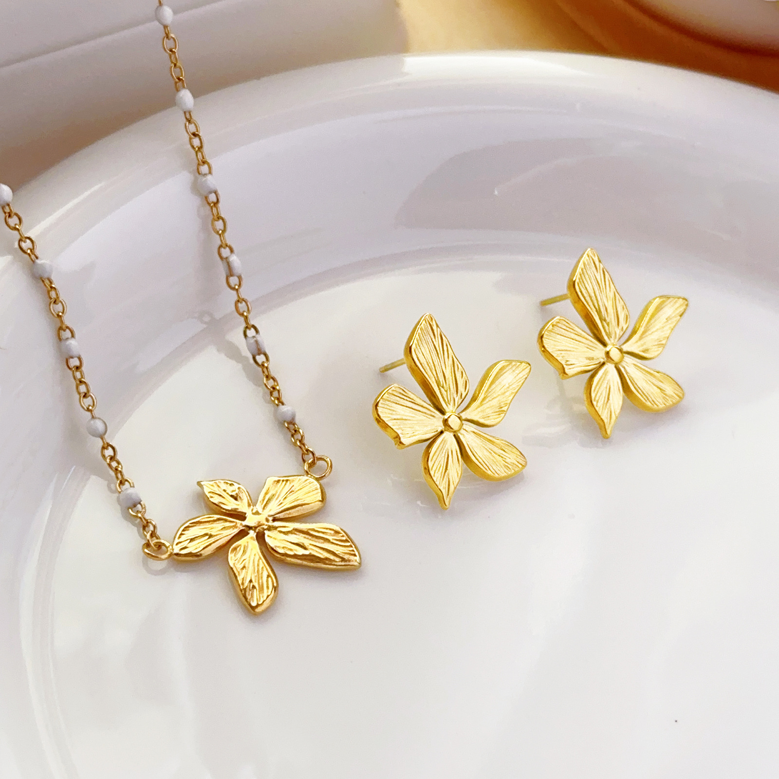 Pétalos INS viento comercio electrónico transfronterizo estilo caliente pendientes pendientes retro 18 quilates oro titanio textura pétalos pendientes joyería femenina