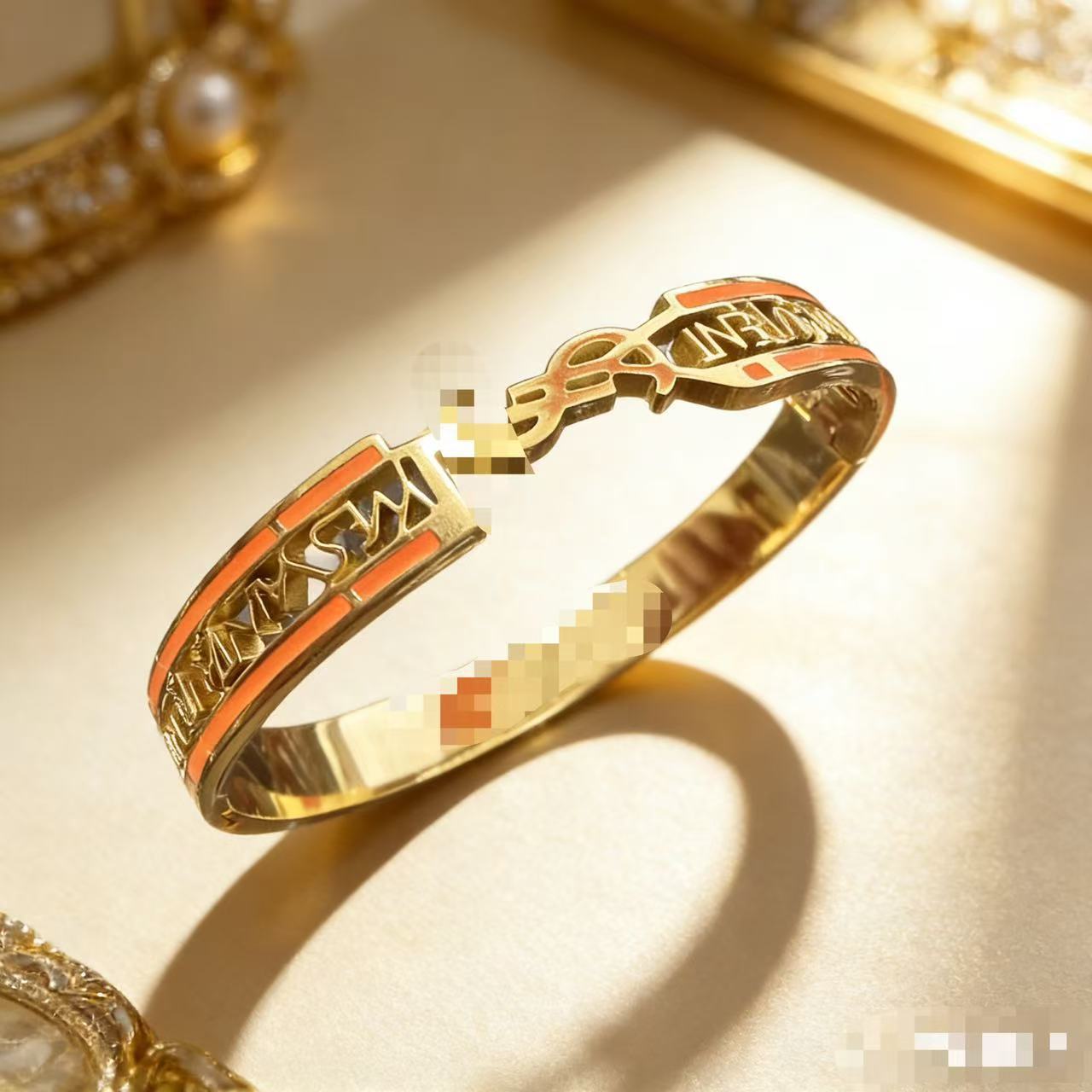 2025 新しいヨーロッパとアメリカのビッグブランドチタン鋼ブレスレット非退色ステンレス鋼ブレスレットバックルオープニングハンドジュエリー卸売