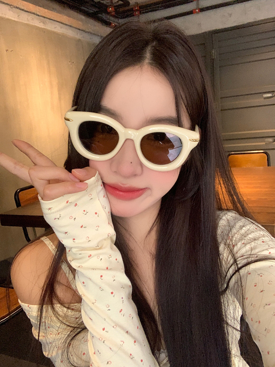 60g Weight Full Frame Glasses Structure Sunglasses Classification PC, UV400 Protection Lens Material Square Glasses Style Outdoor, Travel Occasion Solid Color Pattern All Seasons Season Unisex Gender Streetwear Style Streetwear Solid Color PC UV400 Protection Square Full Frame Women's Sunglasses 3