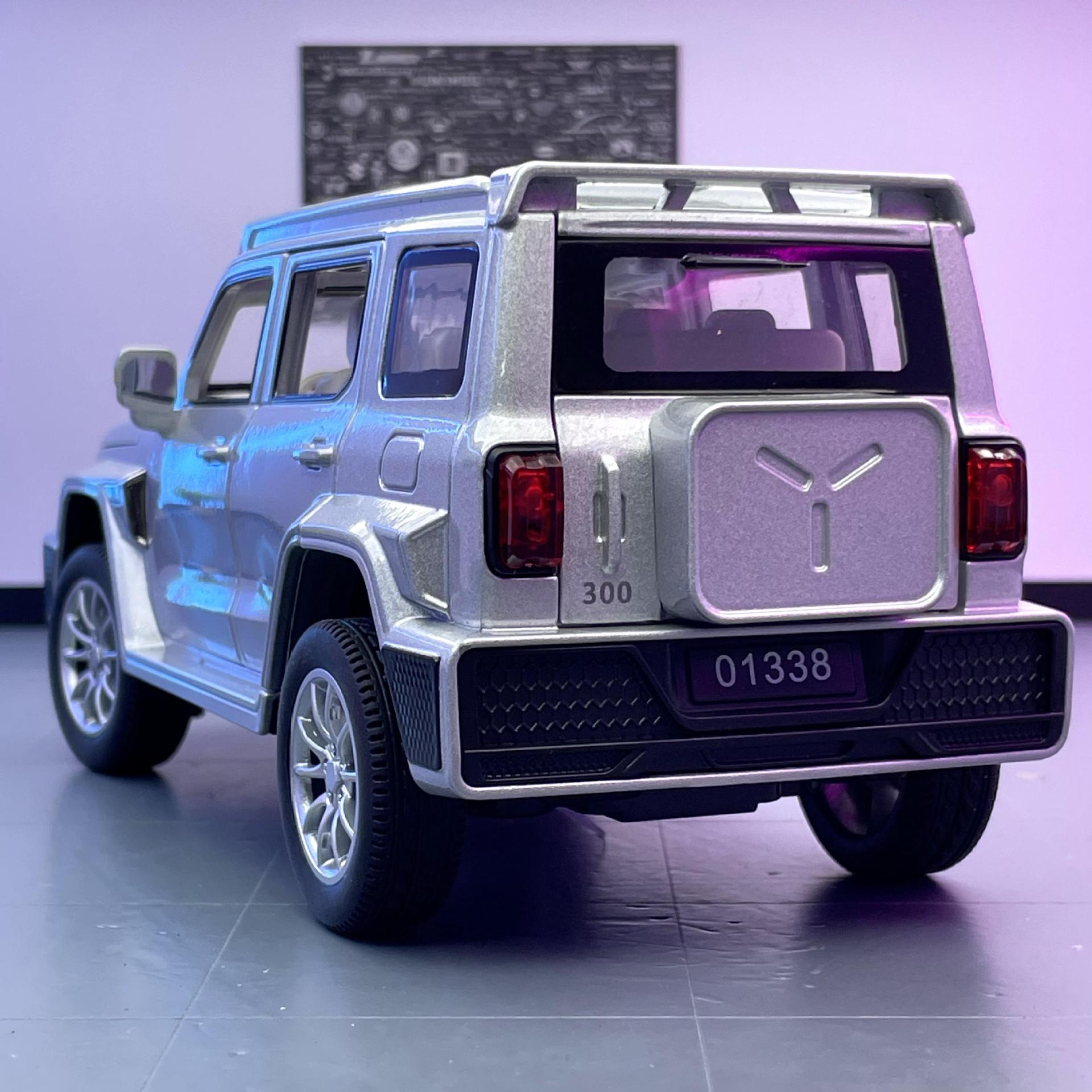 Smart Crown Alloy Car Model 1 a 24 Tank 300 Edición de cibers Sonido y luz Retroversion Toy Vehículo todoterreno Model Music Model Adornos