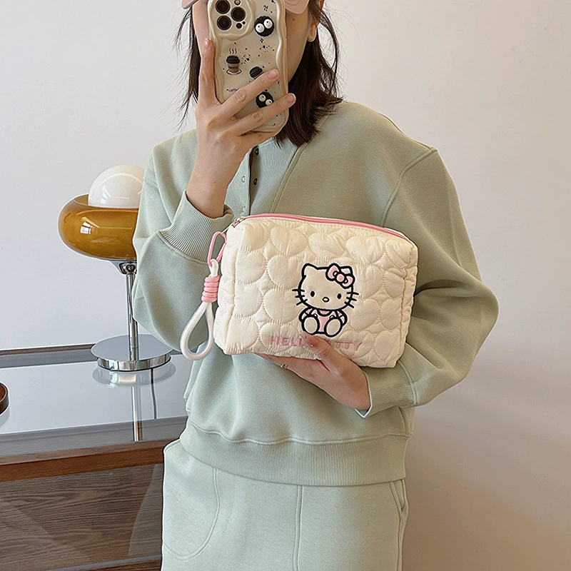 Косметичка Sanrio стеганая с синтепоном-наполнением, просторная дорожная организация, рисунки с героями