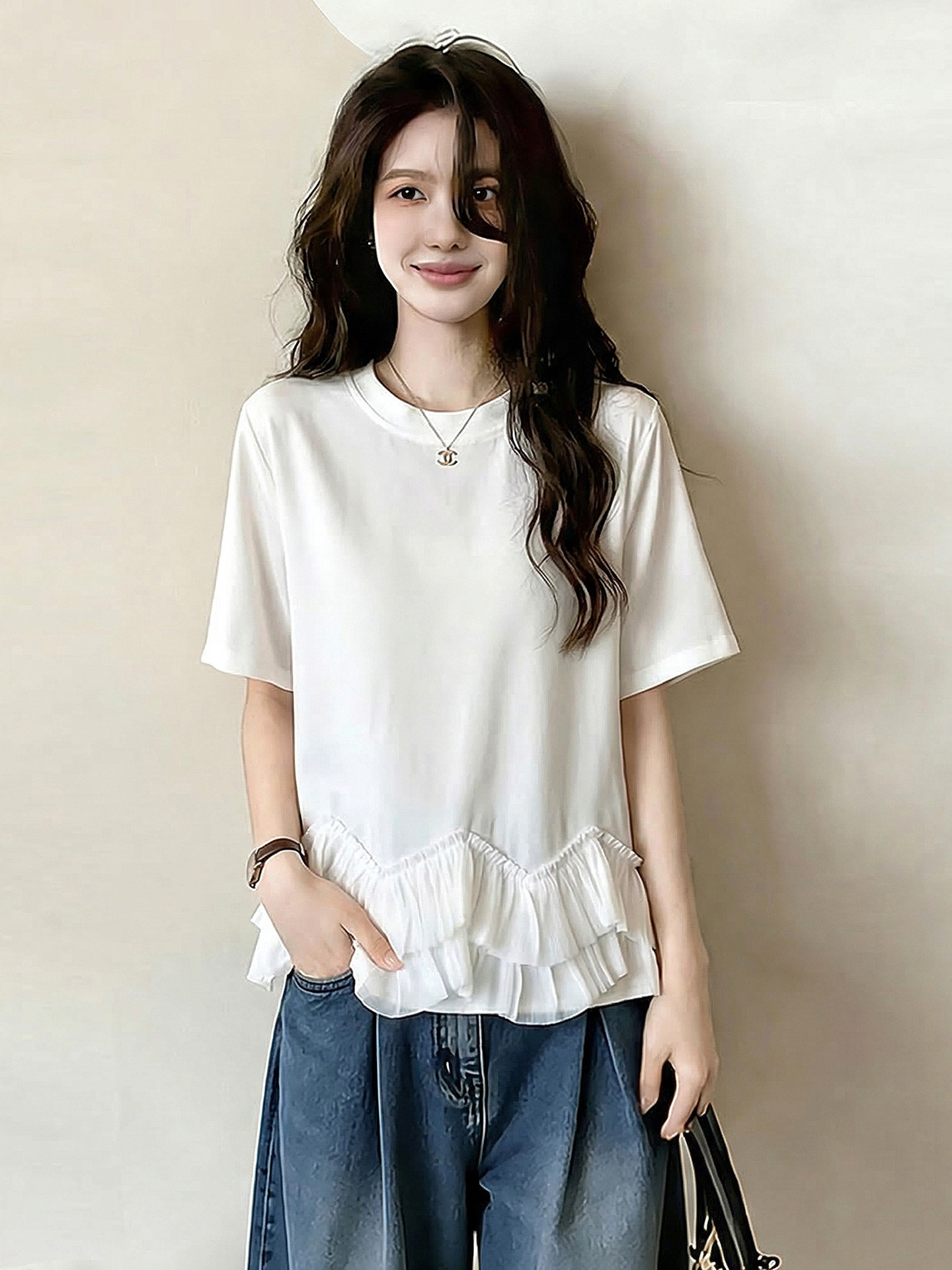 Áo thun nữ cổ tròn tay ngắn vai thẳng phối viền ren hoa — màu đen