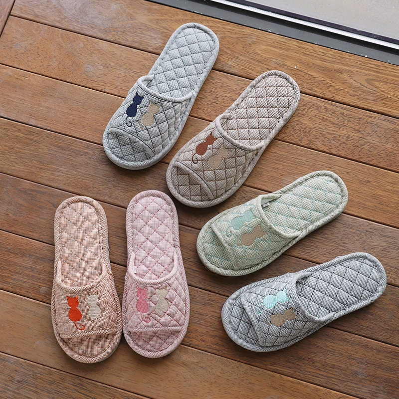 Новые утолщенные хлопковые тапочки для мужчин и женщин, дизайн с мультяшными котиками для пар, бесшумная тканевая подошва, домашние тапочки для использования в помещении.