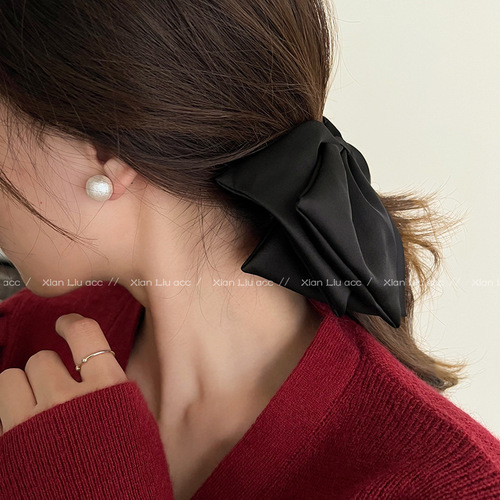 Retro Hepburn-style cotton and large pearl earrings for women, exuding elegance, suitable for influencers, French lightweight luxury high-end earrings.