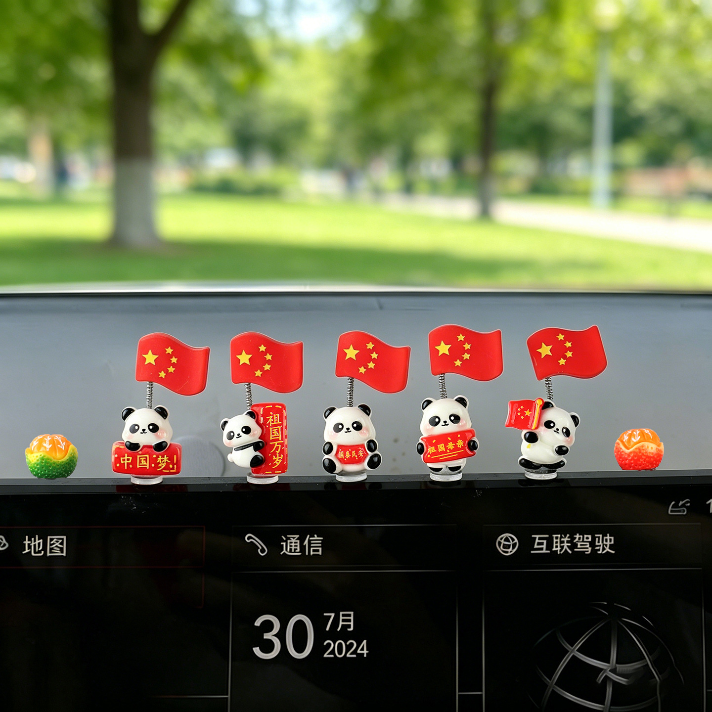 2026 decoraciones de automóviles consola nueva bandera panda decoraciones dibujos animados adornos de escritorio de automóviles eléctricos lindos