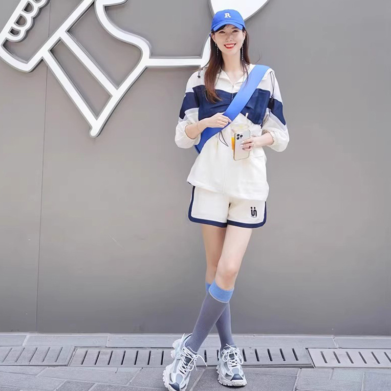 파란색과 흰색 투피스 세트