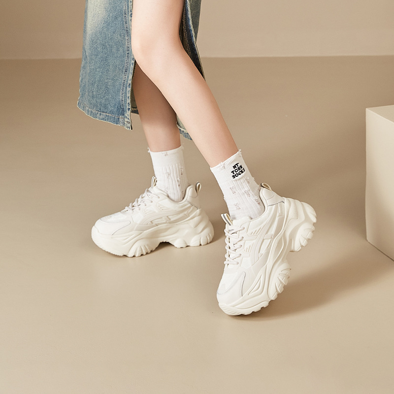 Zapatos de cuero de león antiguo para mujeres 2025 nuevos zapatos deportivos casuales blancos de suela gruesa de primavera pequeños zapatos para correr