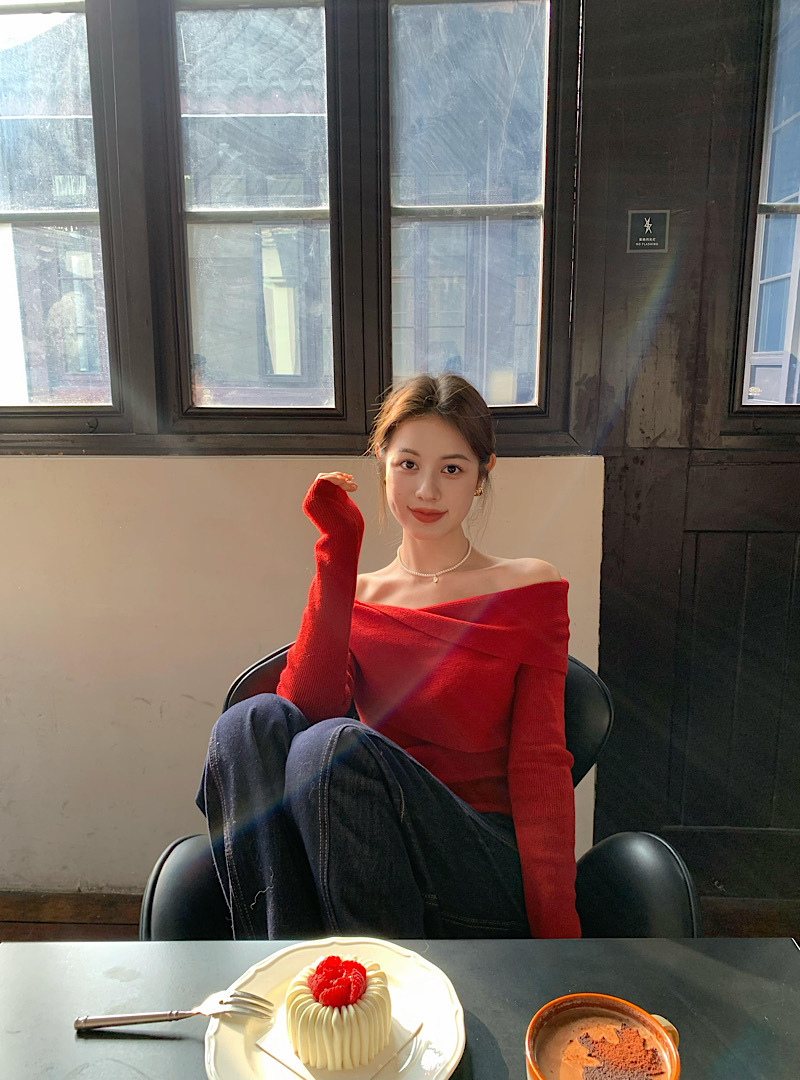 優しい雰囲気のワンショルダーニットセーター、レディース春物長袖、高級感のある柔らかく上品なデザイン、赤色のオフショルダーセーター