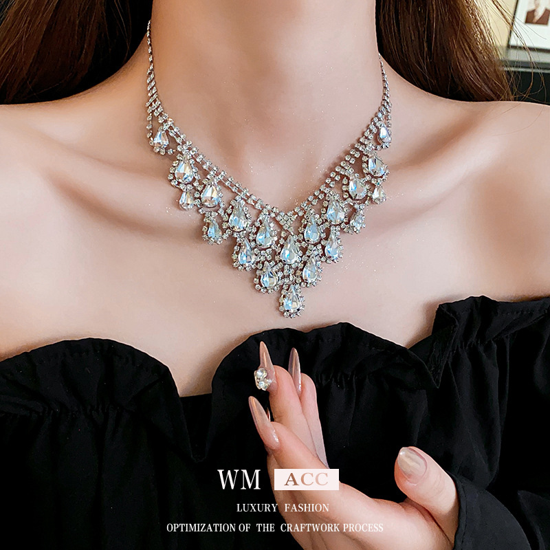 Collar de diamantes de gota de agua de estilo francés exagerado temperamento diseño clavícula ligero lujo alto sentido conjunto de joyería mujer