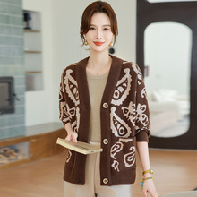 2025新款中老年提花时尚V领针织开衫女外搭大码妈妈秋装毛衣外套