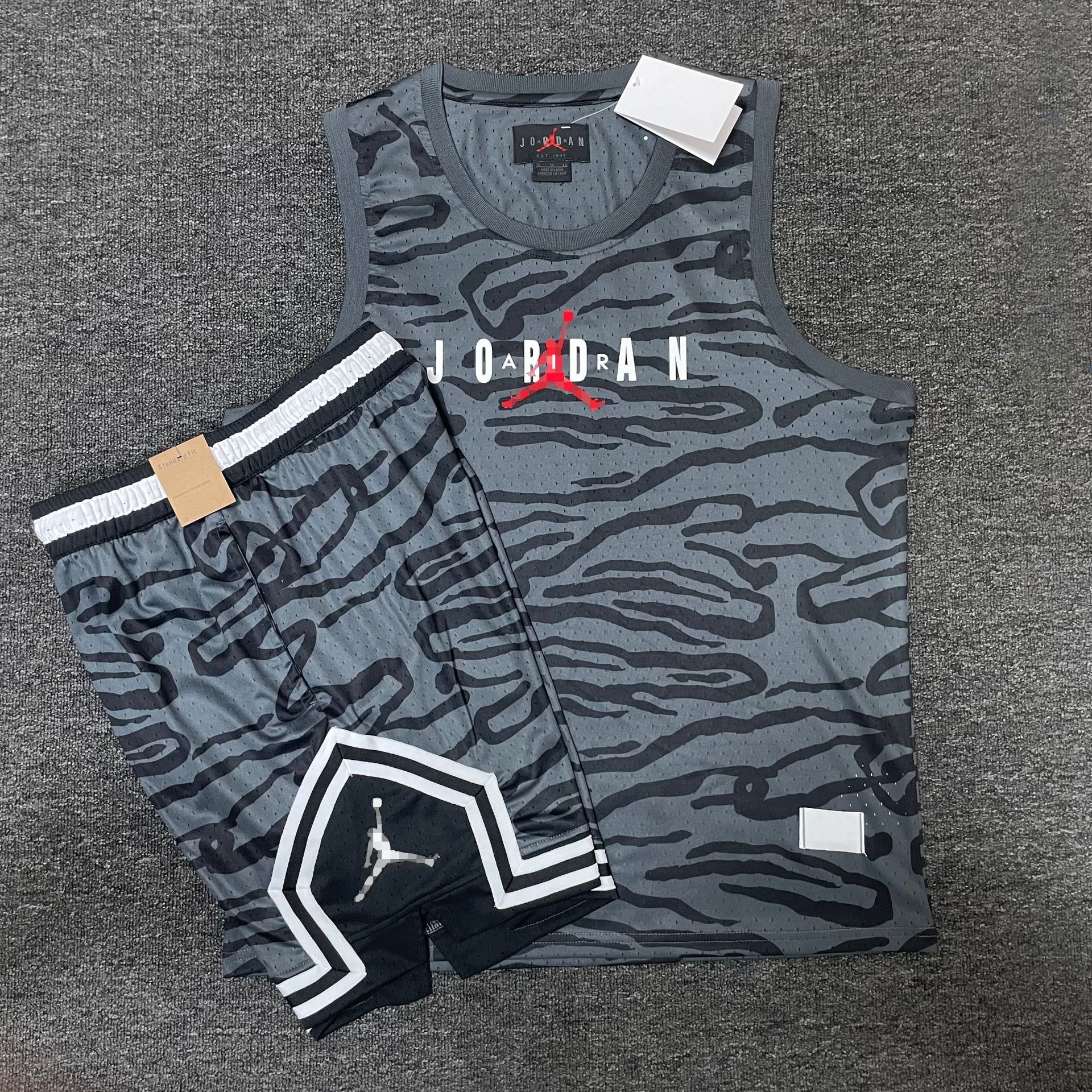 Nuevo conjunto de ropa deportiva de hombre volador en verano, entrenamiento de carrera para hombres, chalecos cortos transpirables de secado rápido, dos juegos al por mayor
