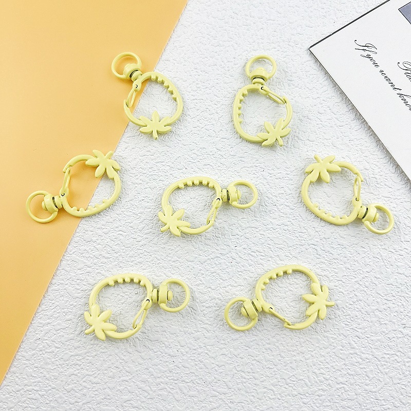 イチゴの愛のロブスターバックルはdiyスプリングバックルのキーホルダーのカラー合金の携帯チェーンのアクセサリーの部品を掛けます。|undefined