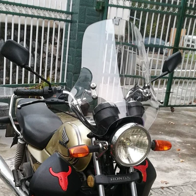 Motorcycle front windshield: glass Yueku modification