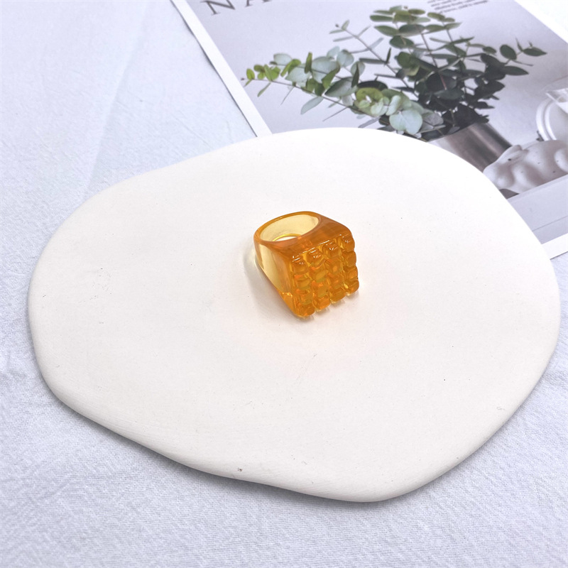 Yunzi nueva resina ins Internet celebridad transfronteriza Plaza Pequeño anillo a cuadros para las mujeres