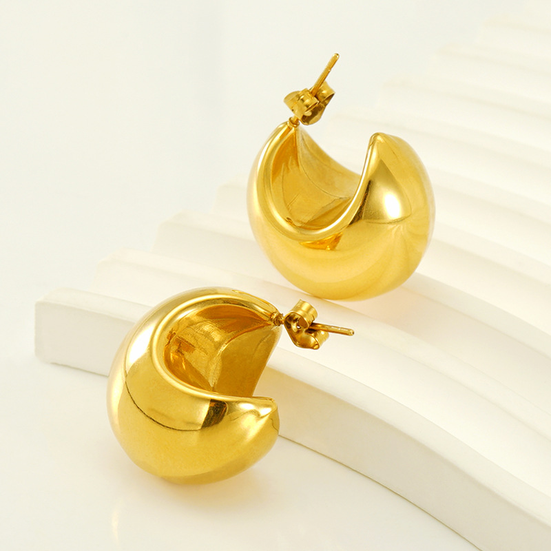 Transfronterizo europeo y americano estilo ins elegante estilo retro no se desvanece hueco en forma de C pendientes de acero de titanio plateado 18k pendientes de oro real para las mujeres