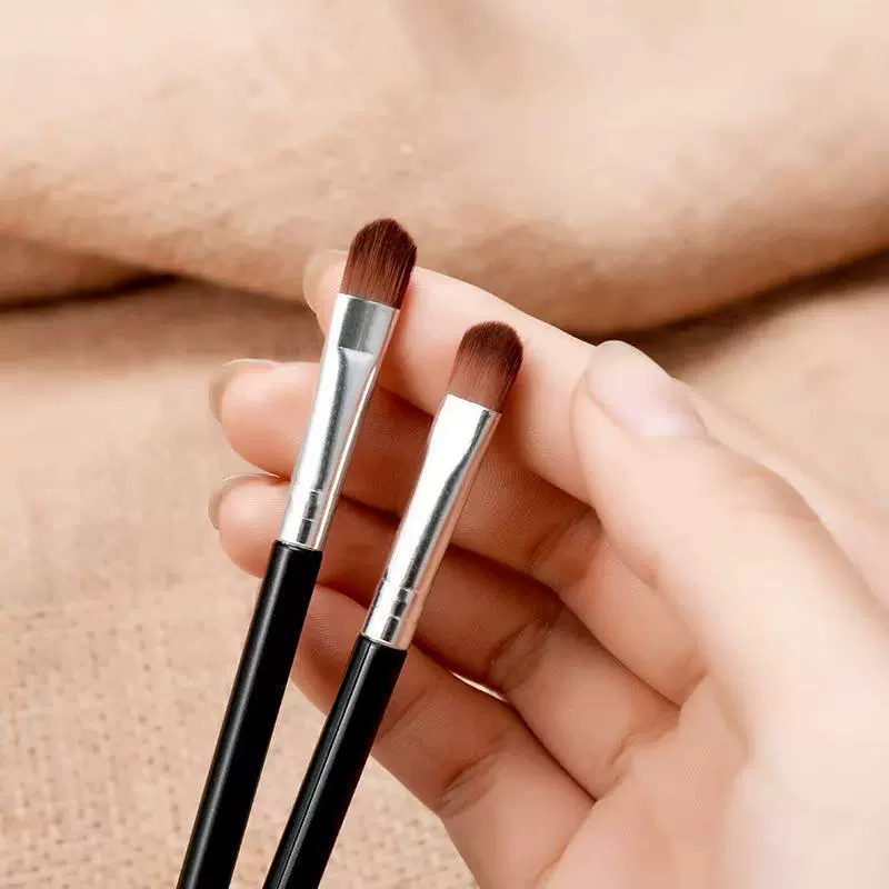 Small handheld brush, eye shadow