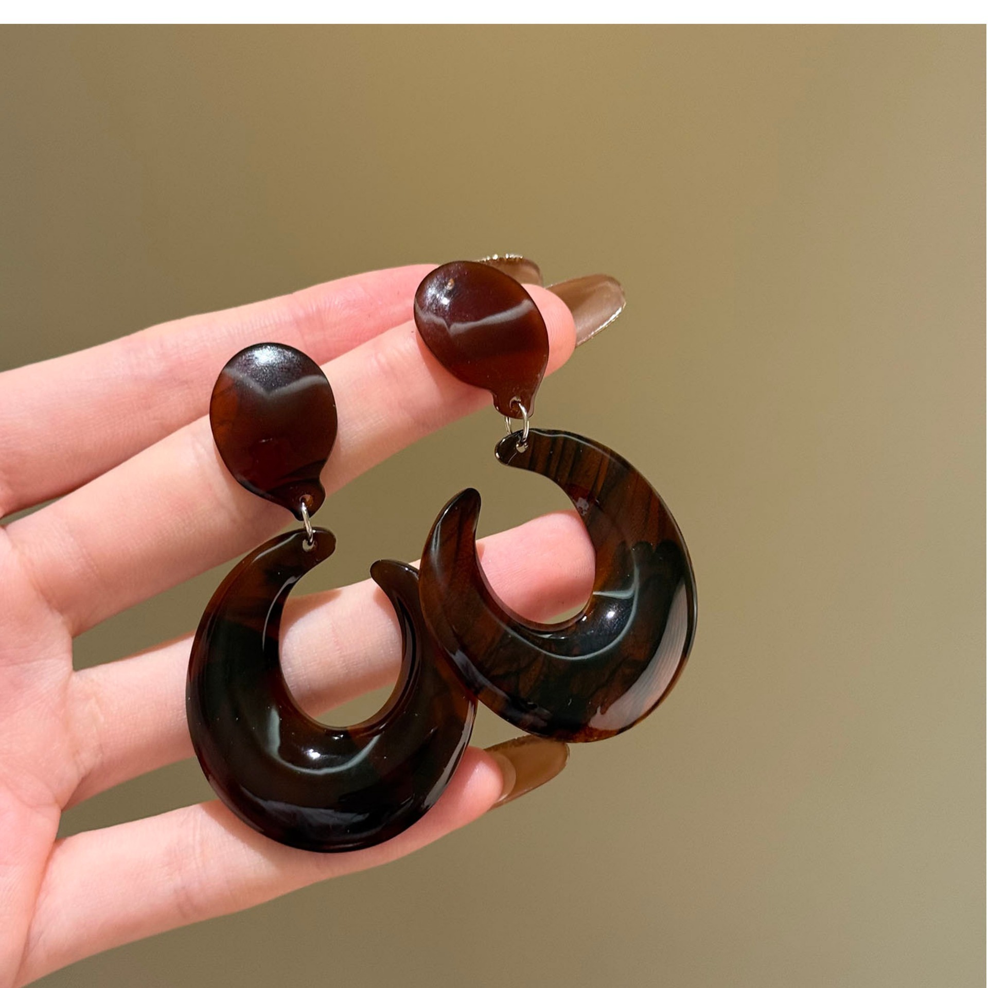 Aguja de plata Pendientes geométricos Maillard Pendientes de lujo ligero retro de nicho Pendientes de temperamento de todo fósforo de moda Sentido de alta gama al por mayor