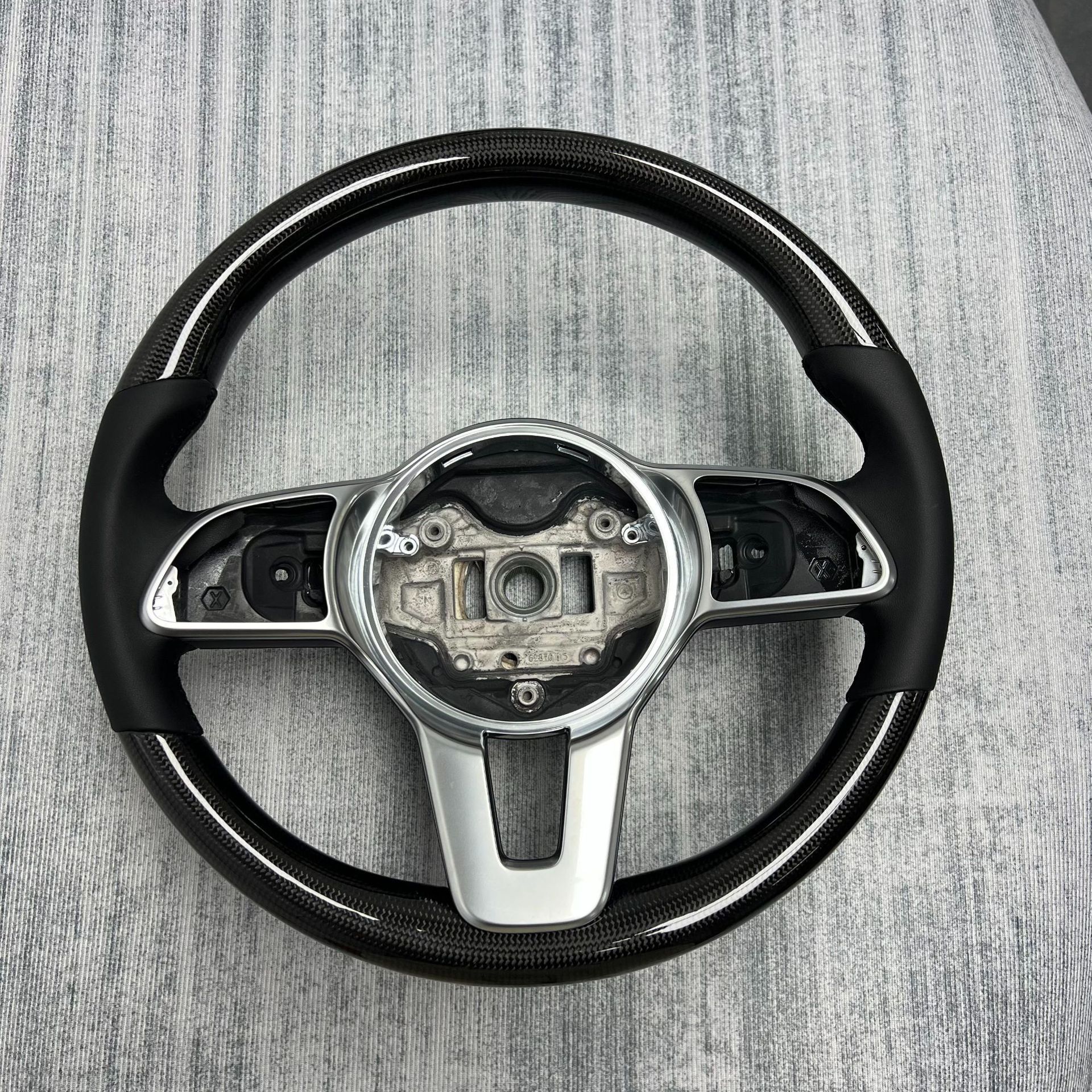 Source Factory Car Steering Wheel Modification, Suitable for Mercedes E-Class Car Carbon Fiber Steering Wheel Processing and Customization