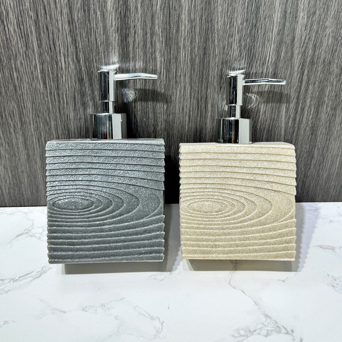 Botella única de arena gris