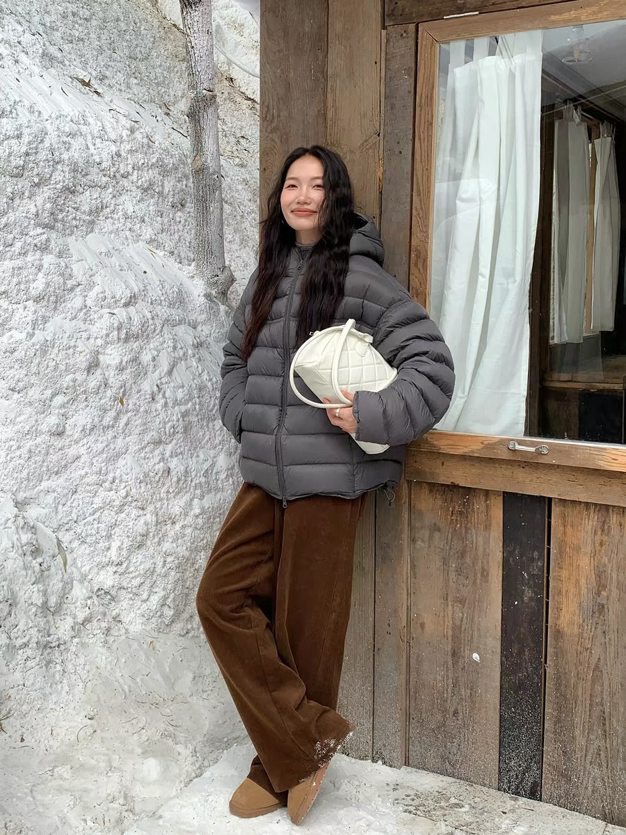 짙은 회색